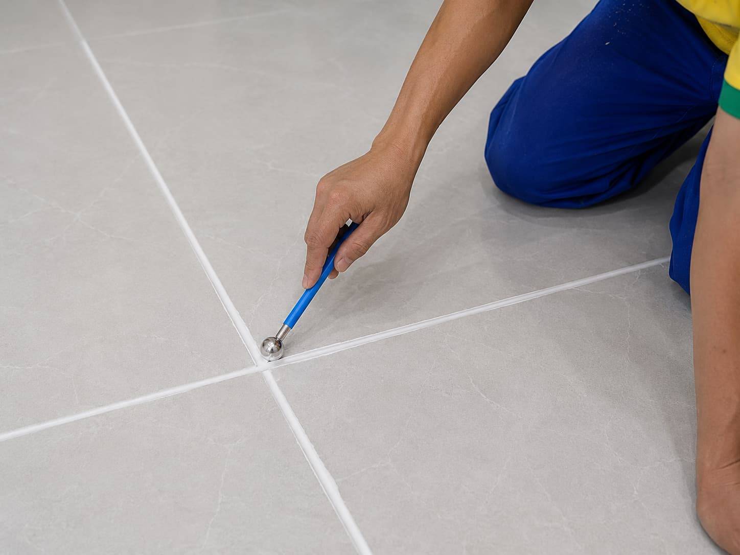 Thi Công Keo Chít Mạch Epoxy 2 Thành Phần Đúng Kỹ Thuật